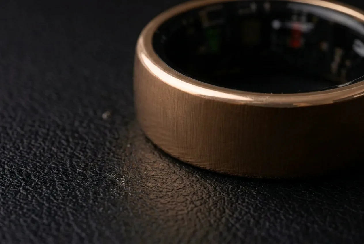 ChiroRing rose gold, brushed finish up close